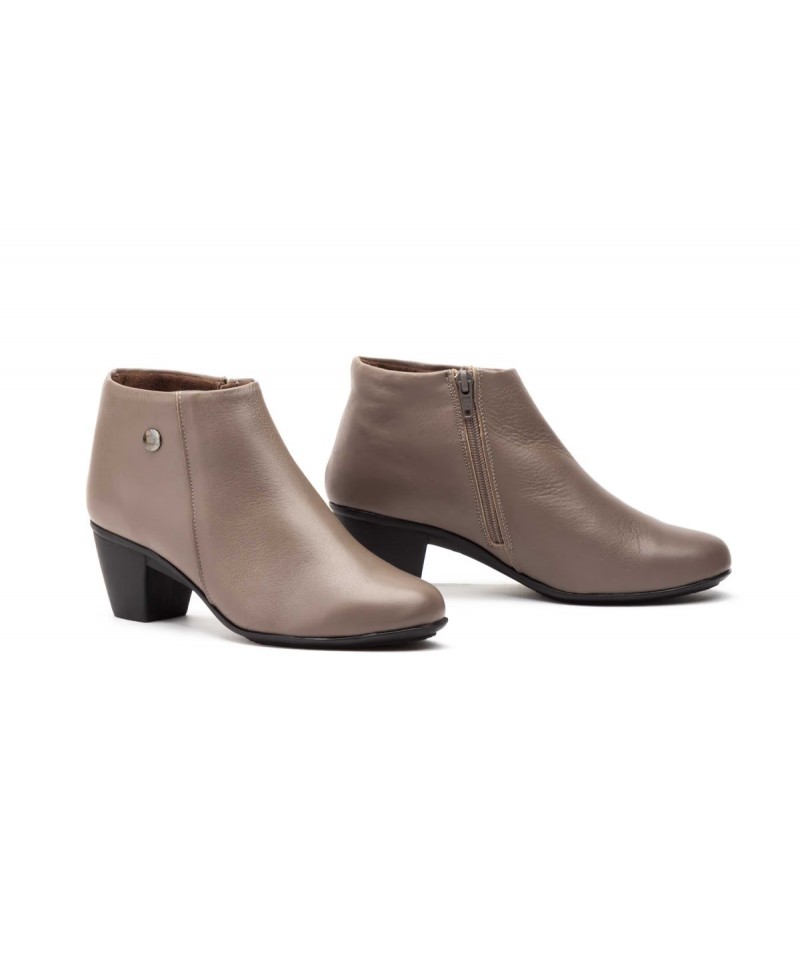 Women's Leather Ankle Boots with Heel and Zipper 41754,95 €
